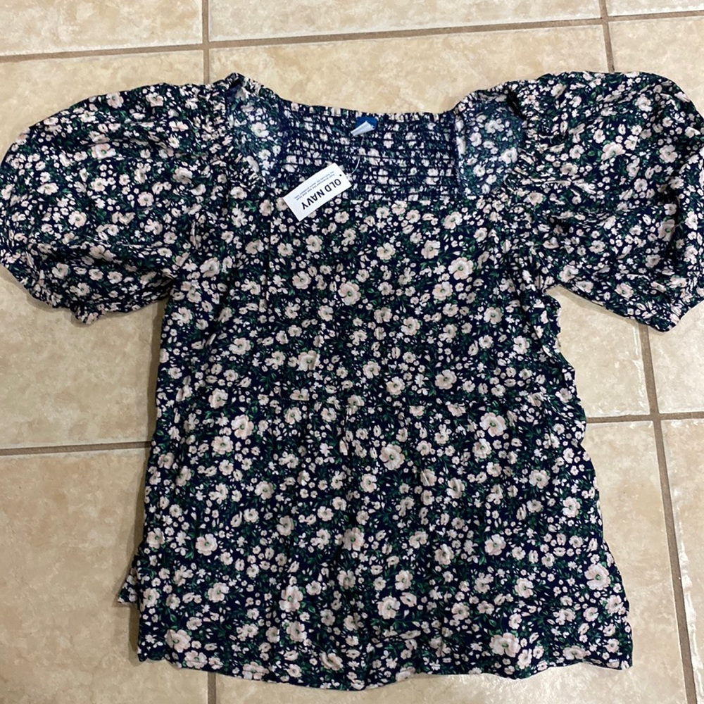 New old navy women’s top.  Pretty colors of pink, green and black.